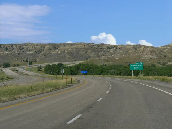 Powder River Road Dinlenme Alanına Yön Işaretleri Ile Doğal Dolambaçlı — Stok fotoğraf