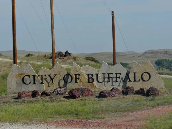 Buffalo, Wyoming--Temmuz 2018: Buffalo, Wyoming şehri dışında bir yol kenarı tabelasının kapatılması.