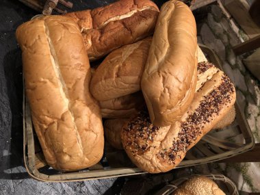 Taze pişmiş ekmek somunları 