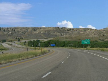 Powder River Road ve dinlenme alanına yön işaretleri ile Doğal dolambaçlı yol.