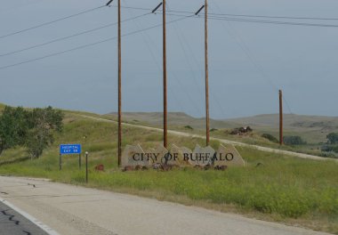 Buffalo, Wyoming--Temmuz 2018: Buffalo, Wyoming şehri dışında yol kenarı tabelasının geniş çekimi.