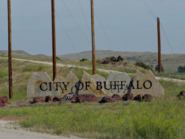 Buffalo, Wyoming--Temmuz 2018: Buffalo, Wyoming şehri dışında bir yol kenarı tabelasının orta geniş çekimi.