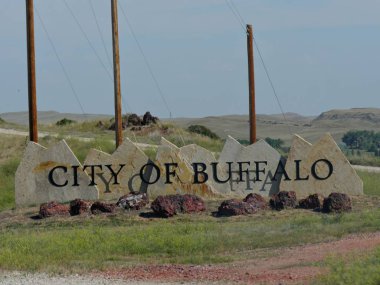 Buffalo, Wyoming--Temmuz 2018: Buffalo, Wyoming şehri dışında bir yol kenarı tabelasının kapatılması.