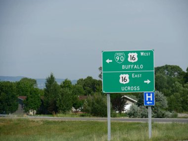 Oklar t Buffalo ve Ucross, Wyoming ile yol kenarı yönlü işareti.