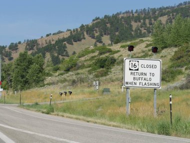 Yol kenarı işareti uyarı sürücüleri Buffalo uçuşlar yanıp sönen dönmek için.