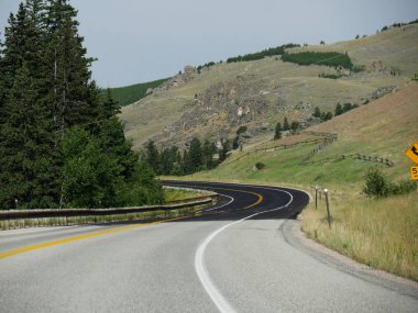 Wyoming'de bir milyon dönümden fazla alanı kaplayan Bighorn Ulusal Ormanı'ndan geçen yolda dramatik kıvrımlar ve dönüşler.