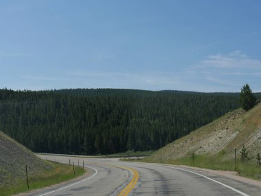 Wyoming'deki milyon dönümlük Bighorn Ulusal Ormanı sıradağlarının bir kısmından manzara sürücüler.