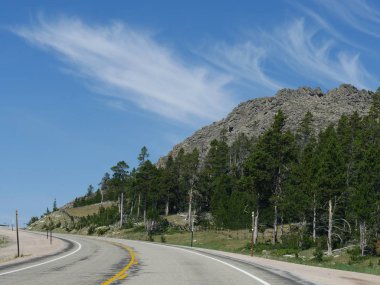 Wyoming Bighorn Ulusal Ormanı'nda gökyüzünde güzel bulutlar ile kayalık tepeler ve ormanlar, Orta yakın.