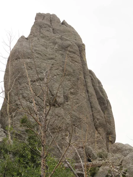 ニードルズアイの巨大な花崗岩と岩の形成 ニードルハイウェイの岩のトンネル カスター郡 サウスダコタ州 — ストック写真