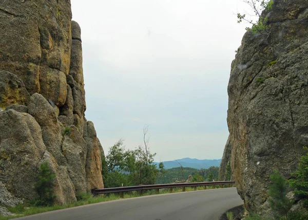 Impresionantes Formaciones Granito Roca Que Enmarcan Sinuosa Autopista Needles Highway —  Fotos de Stock