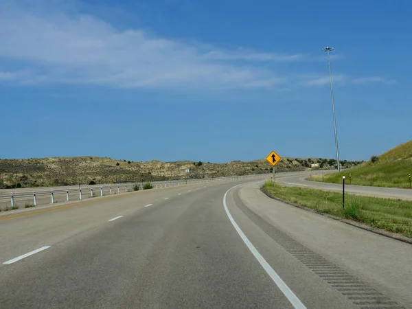 Buffalo City Wyoming Yolunda Yol Işaretleri Ile Döşeli Dolambaçlı Yol — Stok fotoğraf