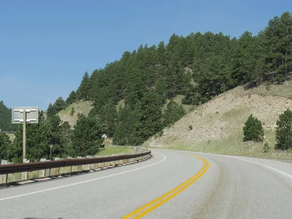 Wyoming Interstate Bir Doğal Dolambaçlı Yol Boyunca Orta Geniş Çekim — Stok fotoğraf