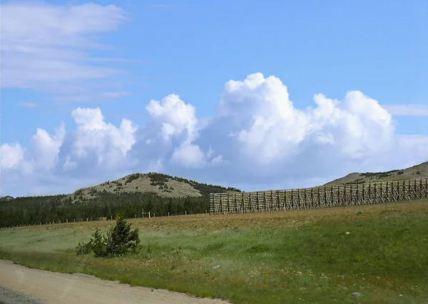 Piękny Dzień Wzdłuż Drogi Drewnianym Ogrodzeniem Pastwiskach Wyoming — Zdjęcie stockowe