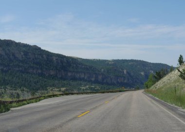 Wyoming Bighorn Dağları ile kesme Asfalt yol.