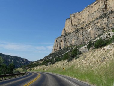Wyoming'deki Bighorn Dağları'nı kesen pürüzsüz bir asfalt yol ile doğal sürüş ve manzara.