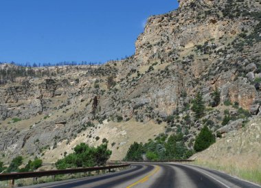 Wyoming Bighorn Dağları ile kesme yol boyunca heybetli jeolojik oluşumlar ve kaya duvarları orta yakın.