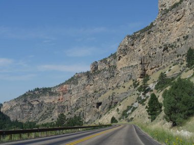 Wyoming'deki Bighorn Dağları boyunca kaya duvarlarının ve jeolojik oluşumların manzara görünümü.