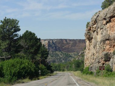 Wyoming Bighorn Dağları'nda Saltlick Trailhead kayalık duvar kayalıkları ile sınırlanmış bir Otoyol 16 boyunca Manzara sürücü.