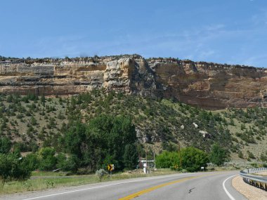 Wyoming Bighorn Havzası'nda bir dolambaçlı yol boyunca yüksek kayalık duvarlar ve jeolojik oluşumlar yakından görünümü.