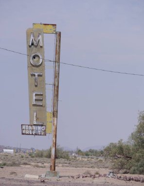 Newberry Springs, California--Ağustos 2018: Newberry Springs'teki ünlü Bağdat Cafe'nin dışındaki Route 66 yolu boyunca motel tabelası. 1987'de 
