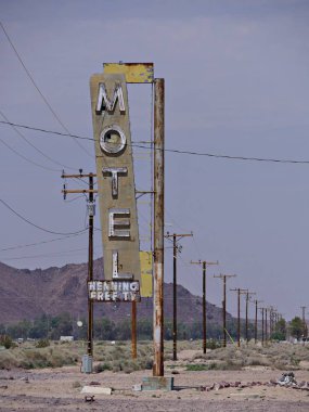 Newberry Springs, California--Ağustos 2018: Newberry Springs'teki ünlü Bağdat Cafe'nin dışındaki Route 66 yolu üzerindeki motel tabelasının yukarı doğru çekimini kapatın. 1987'de 