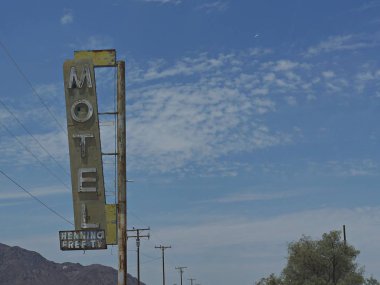 Newberry Springs, California--Ağustos 2018: Newberry Springs'teki ünlü Bağdat Cafe'nin dışındaki Route 66 yolu boyunca motel tabelasının yukarı çekimi. 