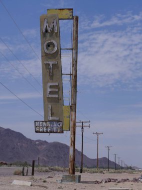 Newberry Springs, California--Ağustos 2018: Route 66 yolu üzerindeki ünlü motelin dışında tabela, Newberry Springs'teki Bağdat Cafe. 