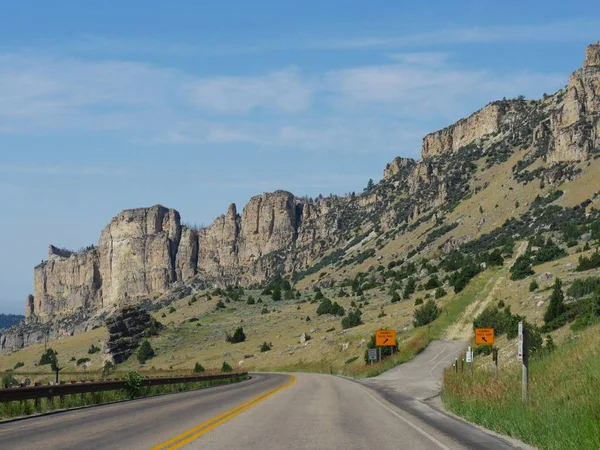 Rampa Caminhão Pista Uma Falésia Com Paisagem Dramática Bighorn Mountains — Fotografia de Stock