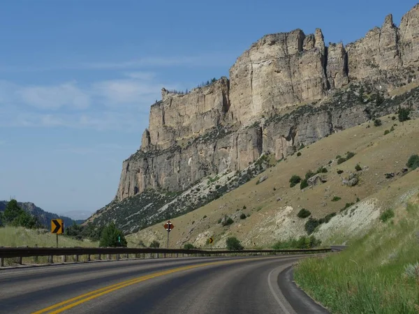 Steile Hohe Granitklippen Und Felsformationen Entlang Einer Kurvenreichen Straße Bighorngebirge — Stockfoto