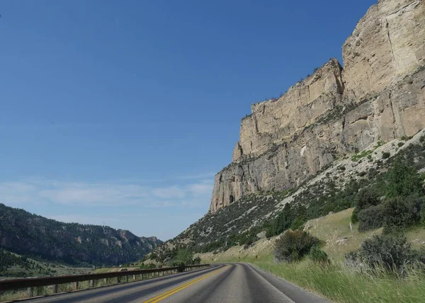 Imposanten Felswänden Und Entlang Einer Kurvenreichen Straße Durch Das Dickhorngebirge — Stockfoto