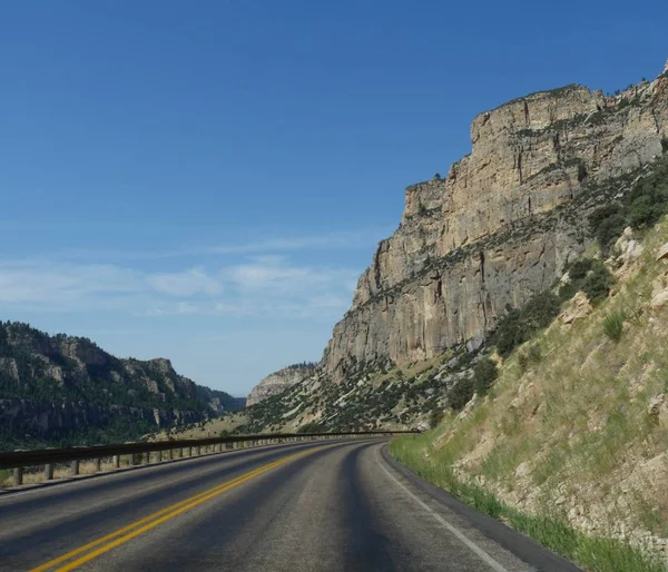 Накладення Скелясті Стіни Скелі Дорозі Через Бігхорн Гори Штаті Вайомінг — стокове фото