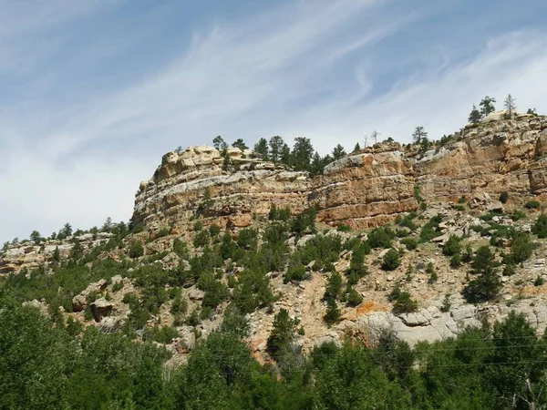 怀俄明州大角盆地的地质构造和高悬崖的中近距离特写 — 图库照片