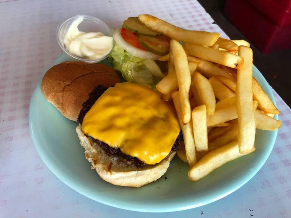 水色のプレートにフライドポテトを添えたハンバーガーのワイドショット ニューベリースプリングスのバグダッドカフェで提供 — ストック写真