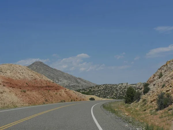 Glooiende Dorre Heuvels Kronkelende Weg Montana Vanaf Grens Met Wyoming — Stockfoto