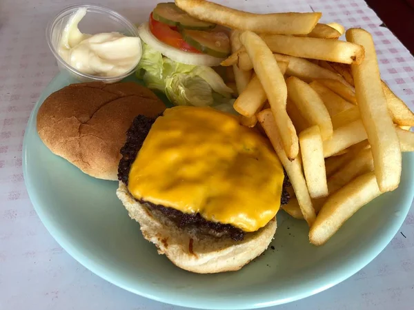 フライドポテトとハンバーガーの食事のクローズアップショット ニューベリースプリングスで有名なバグダッドカフェで提供 カリフォルニア州 — ストック写真