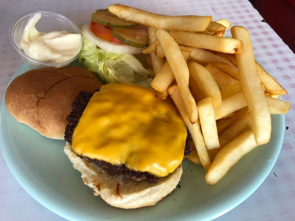 水色のプレートにフライドポテトを添えたハンバーガーの食事を中日クローズアップし カリフォルニア州ニューベリースプリングスの有名なバグダッドカフェで提供 — ストック写真