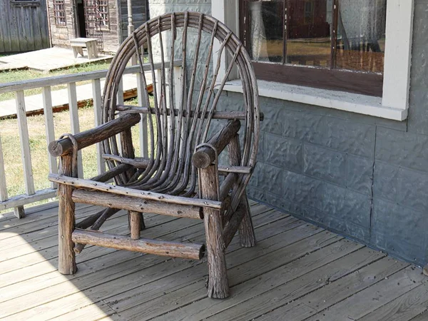 Eski bir rattan sandalye nin çerçevesi — Stok fotoğraf