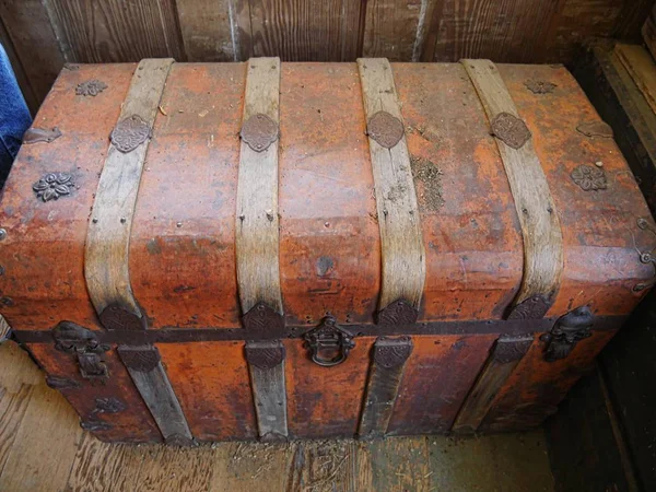Античный деревянный сундук — стоковое фото