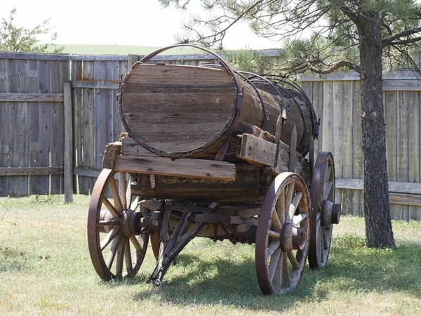 Starobyený dřevěný vůz, pohled zpět — Stock fotografie
