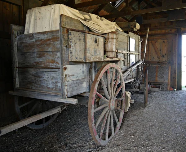 Reliker av en gammal vagn vagn — Stockfoto
