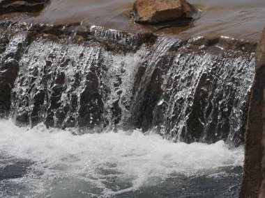 Peyzajlı bir bahçede küçük şelaleler