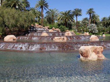 Peyzajlı bir bahçede şelaleler