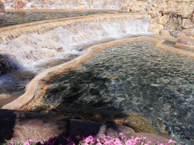 Peyzajlı bir bahçede şelaleler