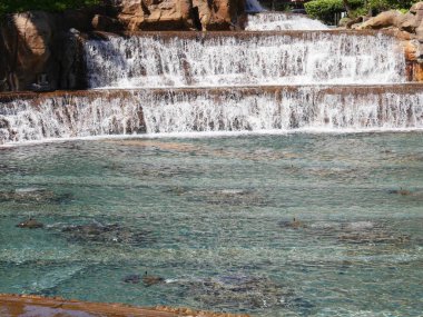 Peyzajlı bir bahçede şelaleler