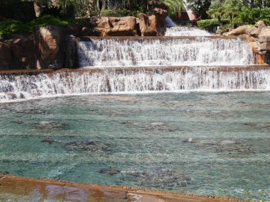 Peyzajlı bir bahçede şelaleler