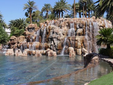 Peyzajlı bir bahçede şelaleler