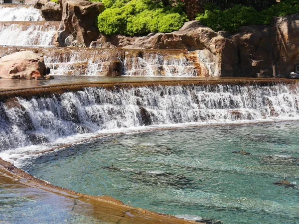 Peyzajlı bir bahçede şelaleler