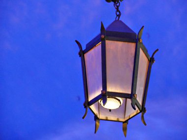 Mavi arka planda lamba sonrası ışık  