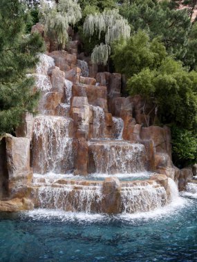 Peyzajlı bir bahçede şelaleler