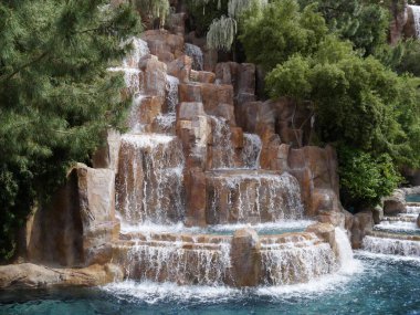 Peyzajlı bir bahçede şelaleler